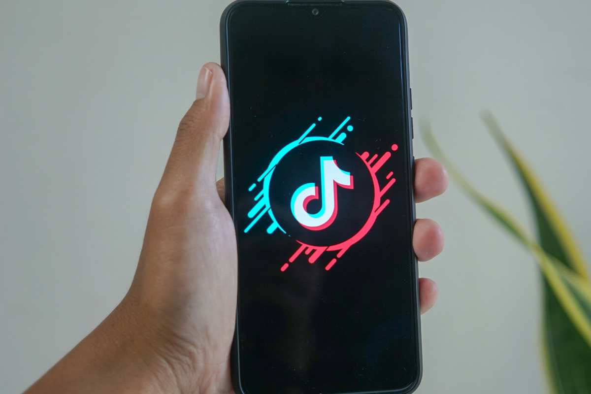 tiktok sperimenta con le ia che clonano la voce